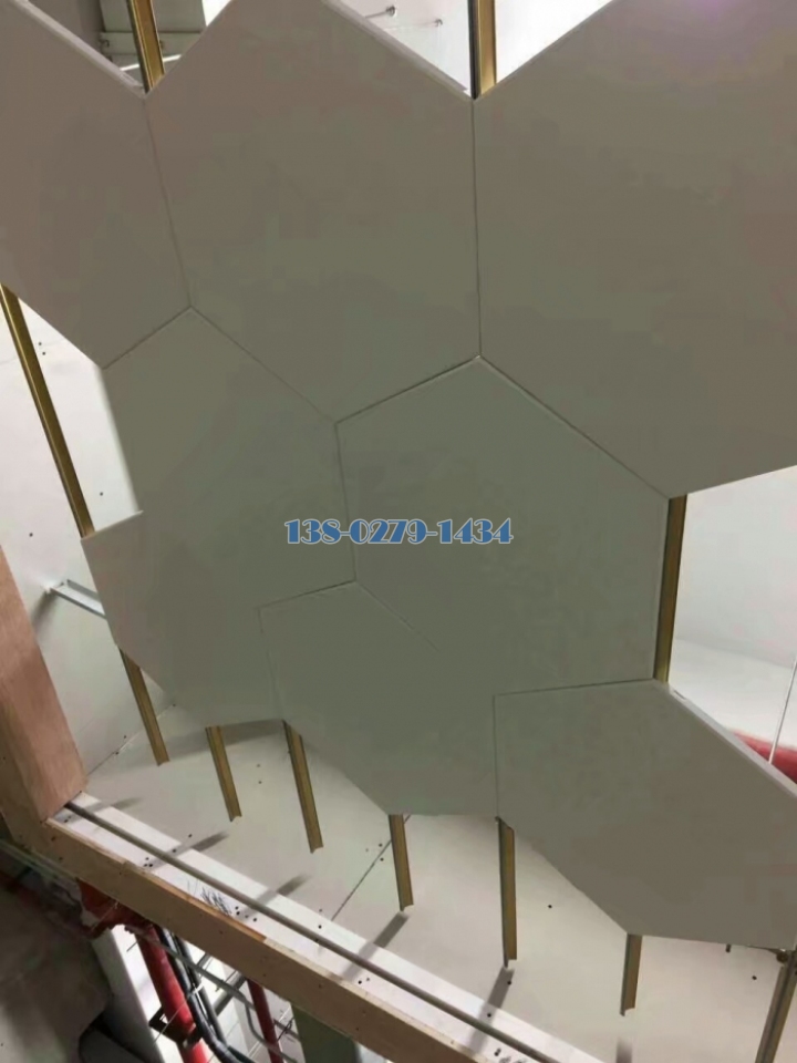 正在安装的六角形铝扣板 正在安装的六角形铝扣板