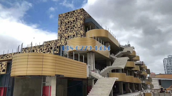 凹凸造型铝单板阳台和金色镂空铝单板外墙 凹凸造型铝单板阳台和金色镂空铝单板外墙