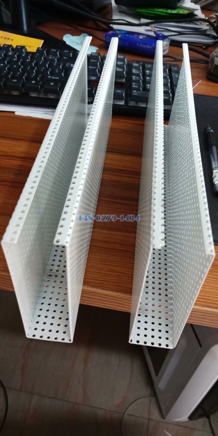 冲孔铝方通近照细节图 冲孔铝方通近照细节图