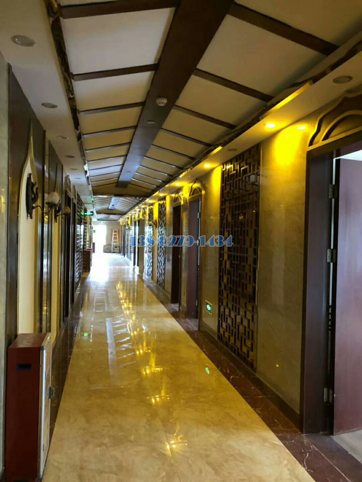餐館走廊兩側(cè)窗戶鋁屏風