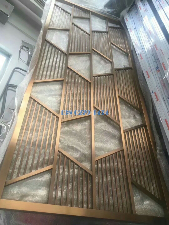 竖向栏杆造型金色高光铝窗花 竖向栏杆造型金色高光铝窗花