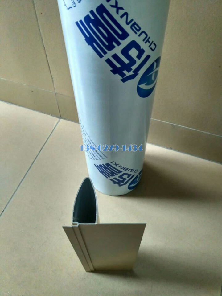 带封板的仔弹头铝挂片型材底面细节 带封板的仔弹头铝挂片型材底面细节