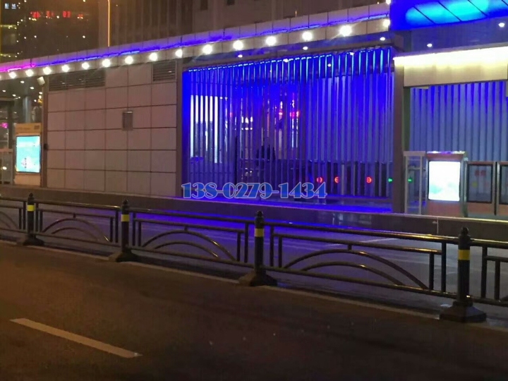 外墙固定角度梳形铝百叶夜景 外墙固定角度梳形铝百叶夜景