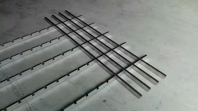 铝格栅正副骨交错安装