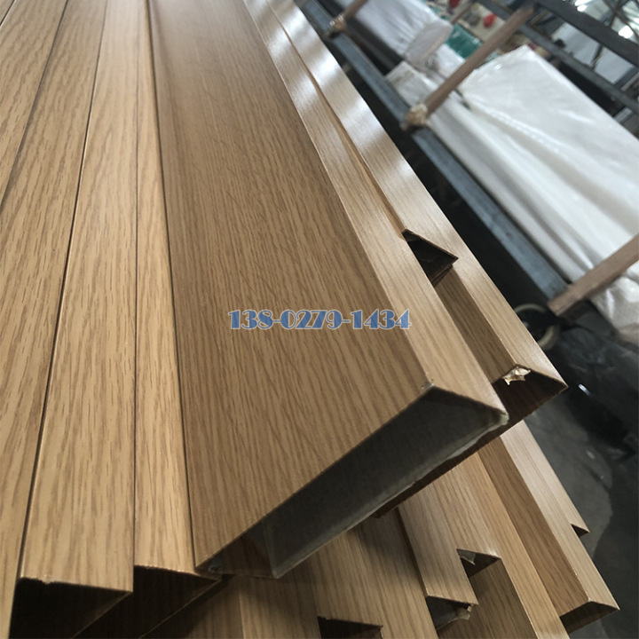 生產(chǎn)完畢的木紋色U形鋁方通