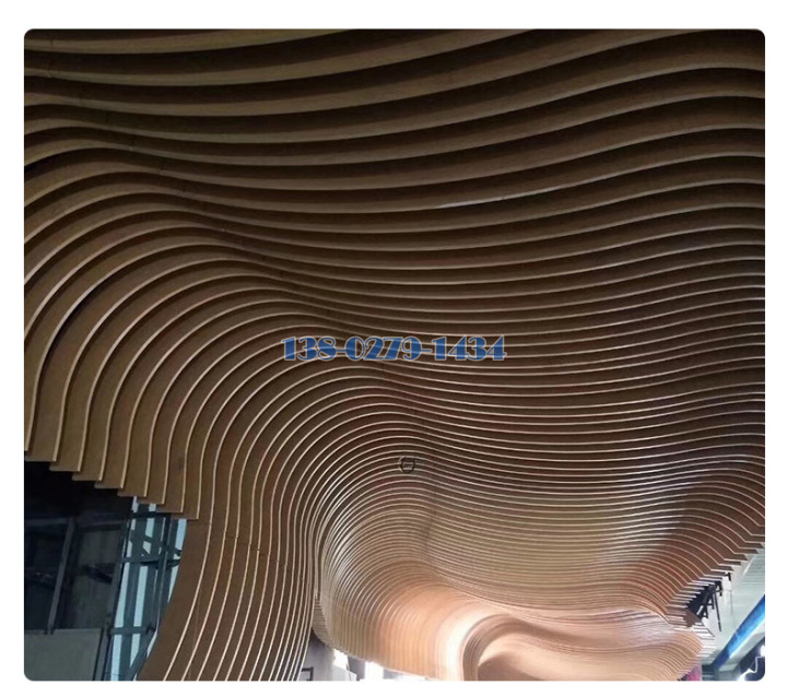木纹色吊顶和墙面一体化弧形铝方通 木纹色吊顶和墙面一体化弧形铝方通