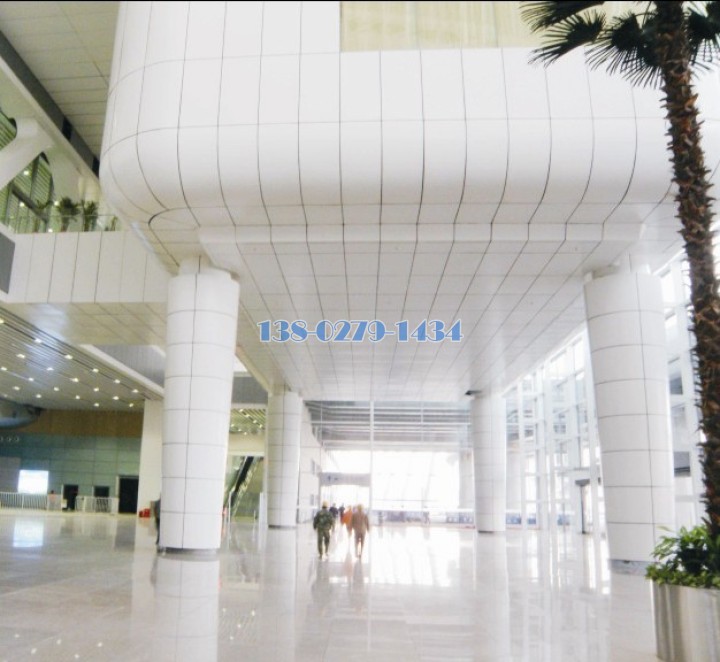 機(jī)場(chǎng)大堂吊頂和包柱陶瓷鋁單板