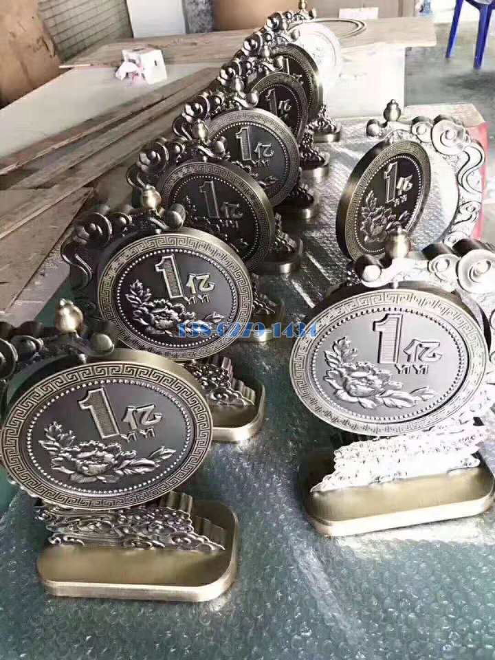 一亿浮雕仿铜色铝合金摆件 一亿浮雕仿铜色铝合金摆件