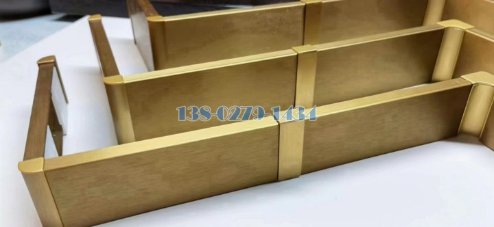 金色短拉丝铝合金踢脚线 金色短拉丝铝合金踢脚线