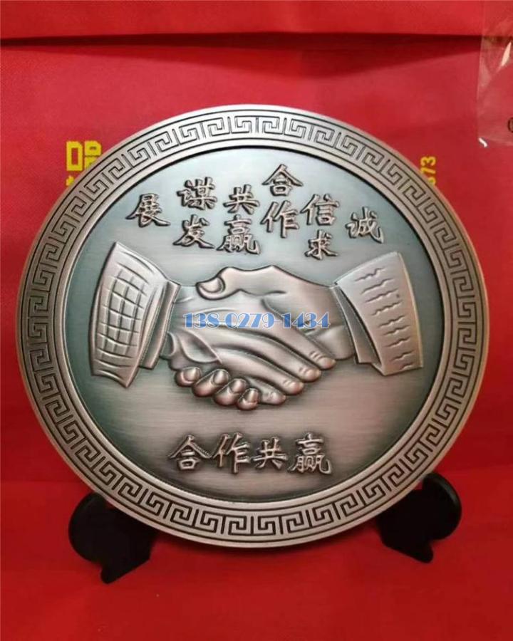 合作共赢浮雕电镀古铜色铝摆件 合作共赢浮雕电镀古铜色铝摆件