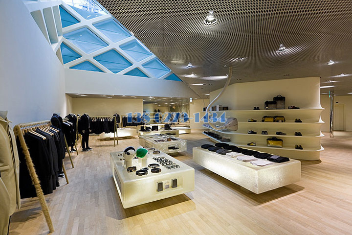 優(yōu)衣庫專賣店拉網(wǎng)吊頂鋁單板