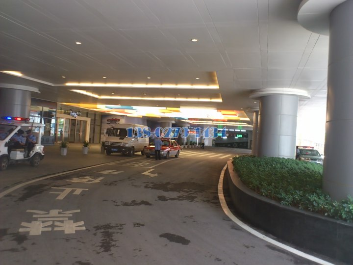 万象城门头飘蓬铝单板 万象城门头飘蓬铝单板