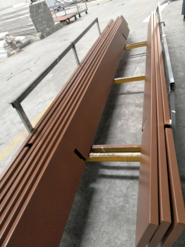 静电喷粉处理后铝板放在推车上等待下一到工序