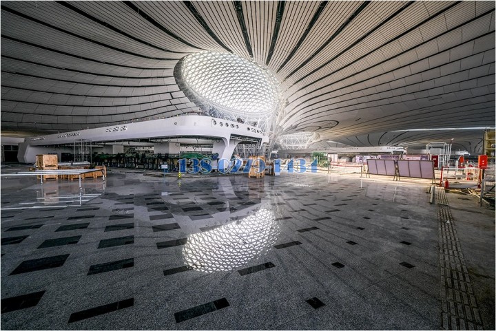 售票厅弧形铝方通和中庭圆形吊顶 售票厅弧形铝方通和中庭圆形吊顶