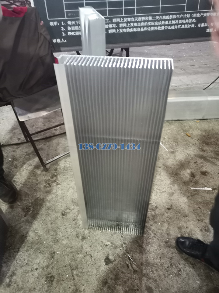 铝合金散热型材正面 铝合金散热型材正面