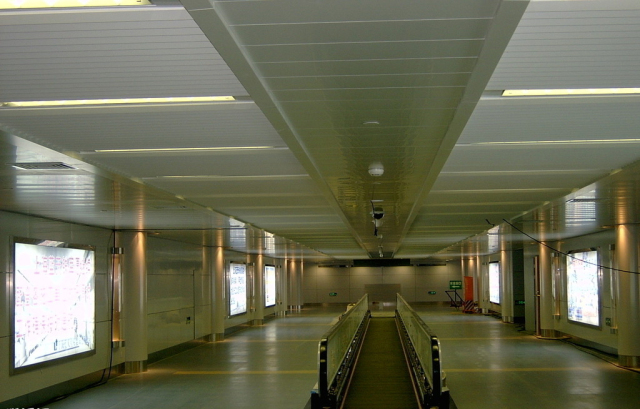 机场快捷通道铝条扣和铝单板吊顶